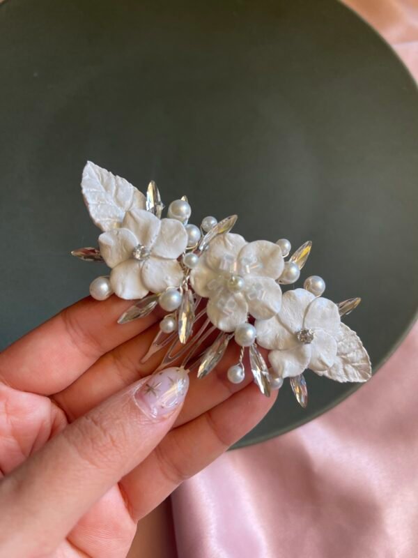 White floral headpiece with white leaves . - Image 2