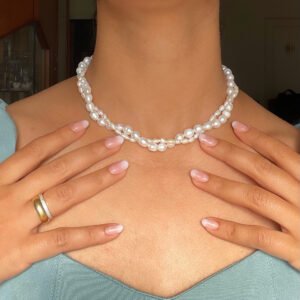 Double-layer Pearl necklace.