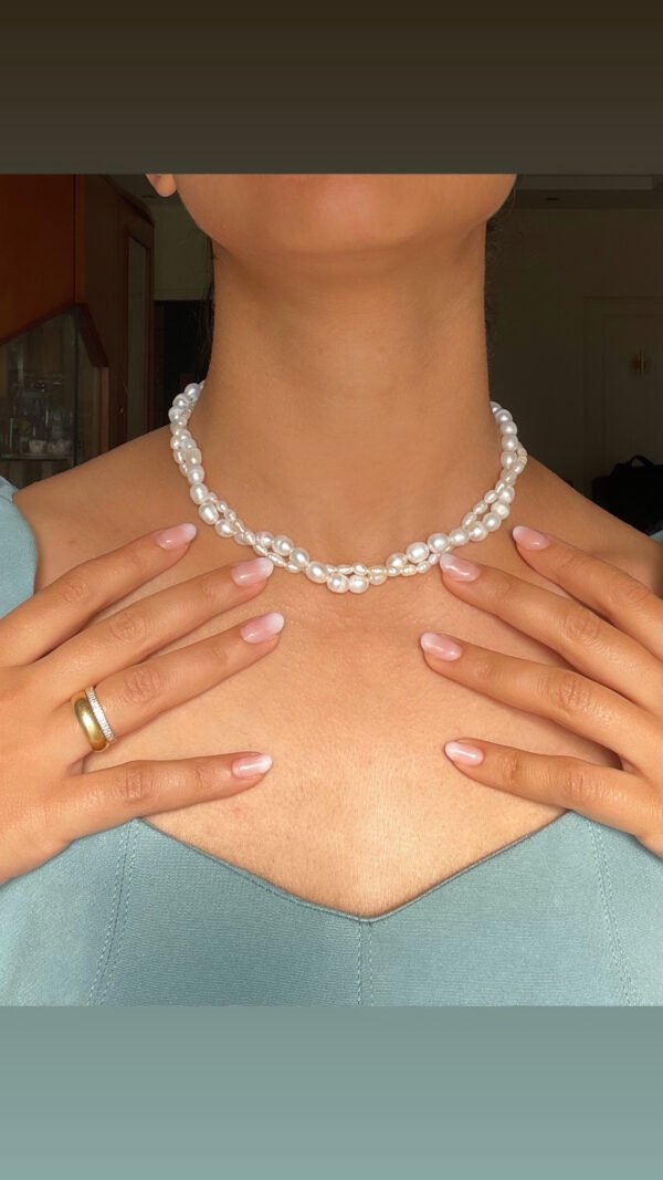 Double-layer Pearl necklace.